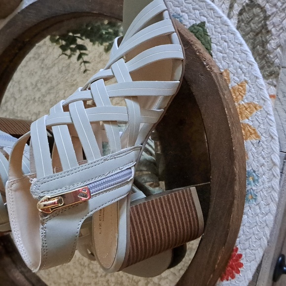 NWOT Sage green Sandals - Picture 3 of 6